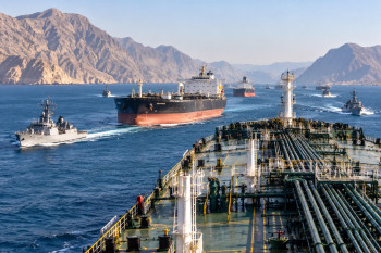Hormuz v plamenech. Írán zdražuje válku celému světu