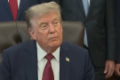 Trump vymaloval celý kontinent a sousedy barvami americké vlajky