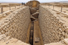 Schodiště pod Džoserovou pyramidou klesá 28 metrů