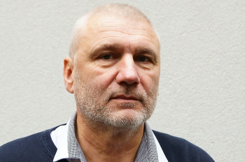 Sloužím socialistické vlasti........  Petře! Komu to vlastně sloužím?