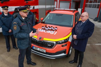 Plyšoví medvídci k nehodám, hasičům na ně přispěl kraj