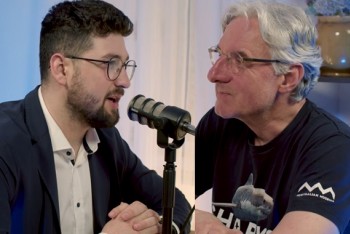 „Dinosaurus na kapačkách.“ Tvrdý útok na veřejnoprávní média